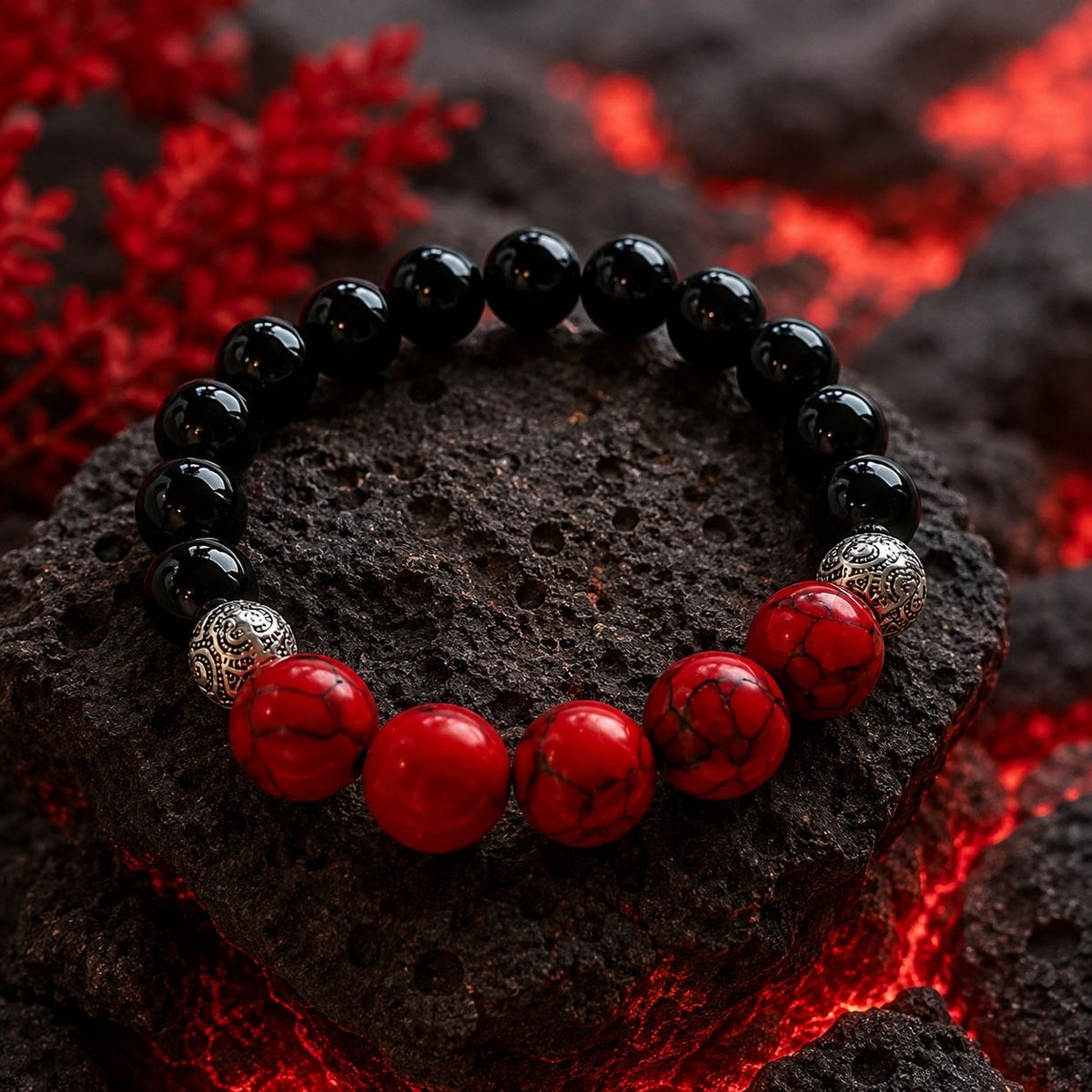 Armband van rode en zwarte stenen op donkere lavasteen